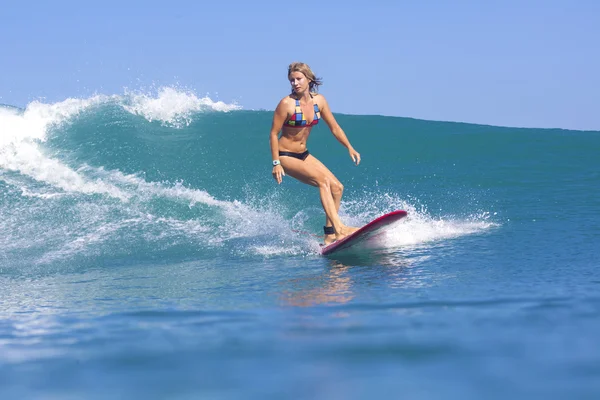 Surfer girl på fantastiska Blue Wave — Stockfoto