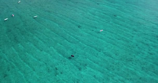 ターコイズブルーの海でのケチとサーファーの空中風景 — ストック動画