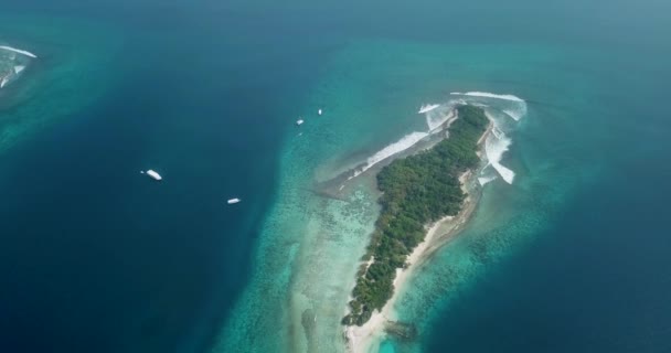 Vista aérea de la isla natural aislada, norte de Maldivas — Vídeos de Stock