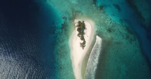 Vista aérea de la isla natural aislada, norte de Maldivas — Vídeos de Stock