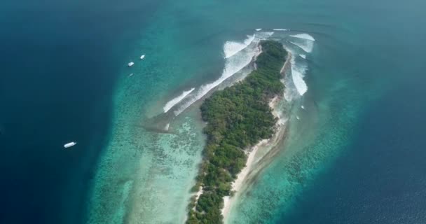 Vista aérea de la isla natural aislada, norte de Maldivas — Vídeos de Stock