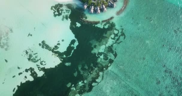 Aerial view of water bungalows, Huraa Island, Maldives — Stock Video