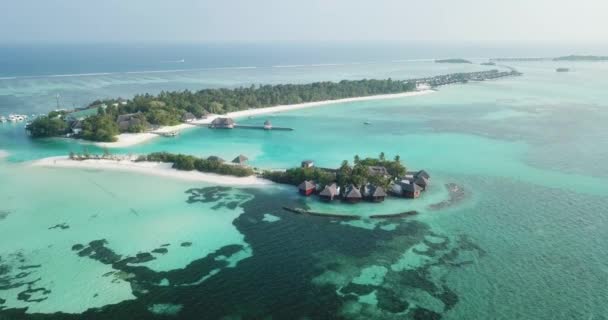 Vista aérea de bungalows da água, ilha de Huraa, Maldivas — Vídeo de Stock