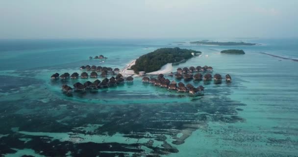 Αεροφωτογραφία του νερού bungalows, Huraa Island, Μαλδίβες — Αρχείο Βίντεο