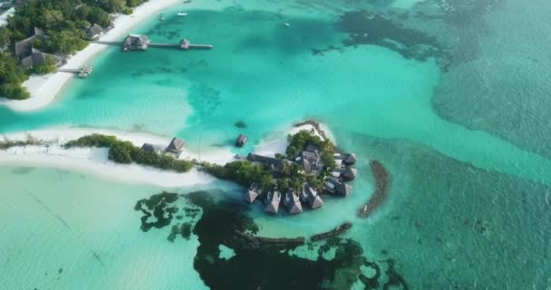 Vista aérea de bungalows de agua, isla Huraa, Maldivas — Vídeo de stock