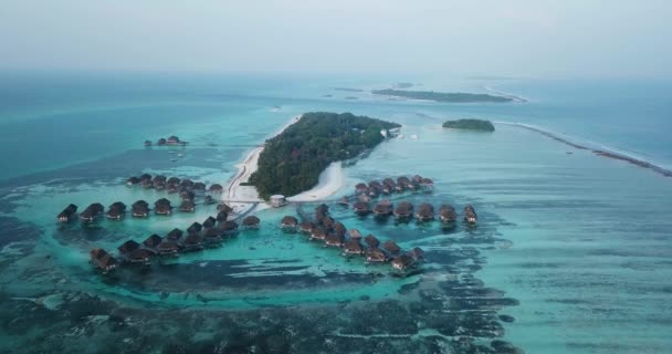 Su bungalovlarının hava manzarası, Huraa Adası, Maldivler — Stok video