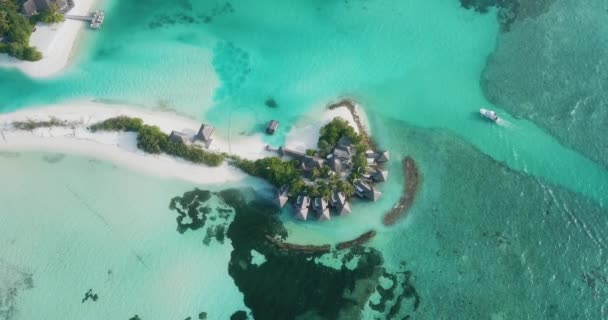 Vista aérea de bungalows da água, ilha de Huraa, Maldivas — Vídeo de Stock