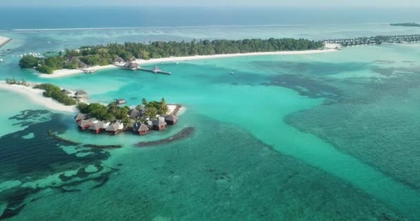 Luftaufnahme von Wasser-Bungalows, Insel Huraa, Malediven — Stockvideo