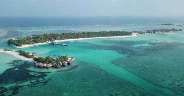 Vista aérea de bungalows da água, ilha de Huraa, Maldivas — Vídeo de Stock