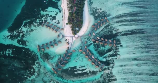 Vista aérea de bungalows da água, ilha de Huraa, Maldivas — Vídeo de Stock