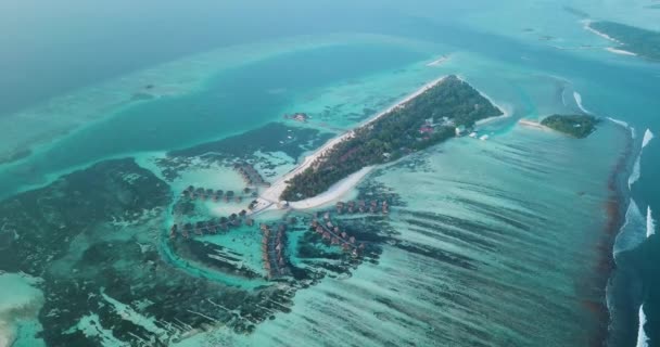 Αεροφωτογραφία του νερού bungalows, Huraa Island, Μαλδίβες — Αρχείο Βίντεο