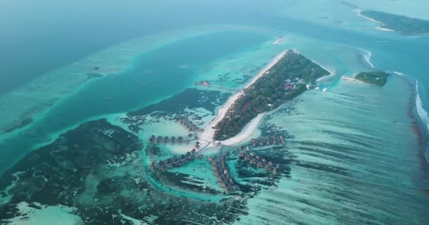 Vista aérea de bungalows de agua, isla Huraa, Maldivas — Vídeos de Stock