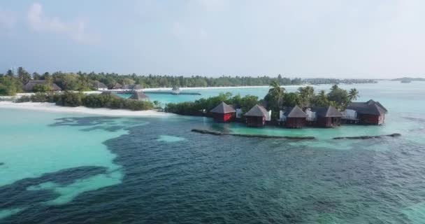 Luftaufnahme von Wasser-Bungalows, Insel Huraa, Malediven — Stockvideo