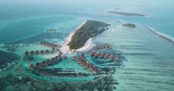 Vista aérea de bungalows da água, ilha de Huraa, Maldivas — Vídeo de Stock