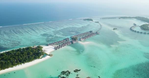 Vista aérea de bungalows de agua, isla Huraa, Maldivas — Vídeos de Stock