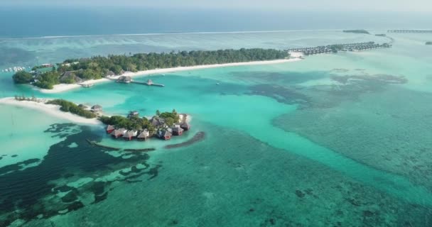 Vista aérea de bungalows da água, ilha de Huraa, Maldivas — Vídeo de Stock