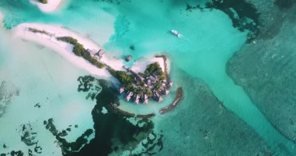 Luftaufnahme von Wasser-Bungalows, Insel Huraa, Malediven — Stockvideo