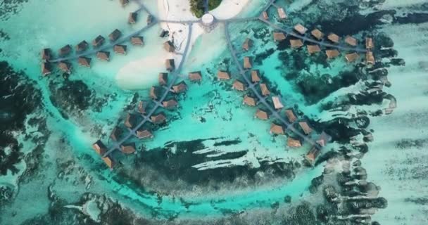 Vista aérea de bungalows da água, ilha de Huraa, Maldivas — Vídeo de Stock