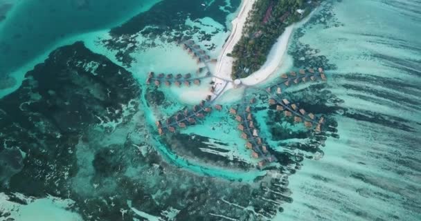 Widok z powietrza na bungalowy wodne, Wyspa Huraa, Malediwy — Wideo stockowe