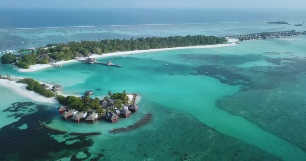 Flygfoto över vattenbungalows, Huraa Island, Maldiverna — Stockvideo