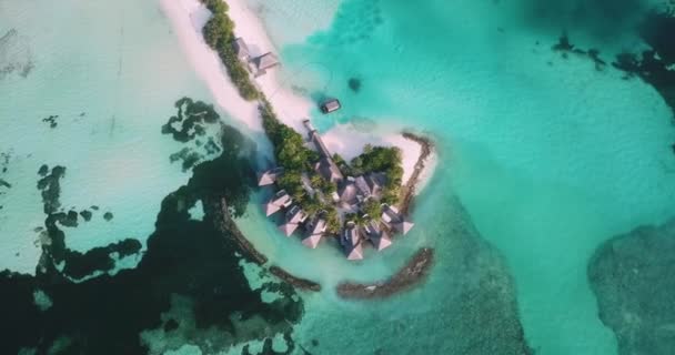 水バンガローの空中ビュー,フラー島,モルディブ — ストック動画