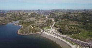Teriberka 'daki güzel dağ yolunun havadan görünüşü