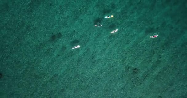 Surfistas em ondas do mar, vista aérea, Himmafushi ilha, Maldivas — Vídeo de Stock