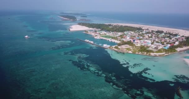 Vue Aérienne de l'île locale Huraa, Atoll Masculin Nord, Maldives, Océan Indien — Video