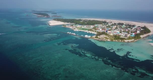 Vue Aérienne de l'île locale Huraa, Atoll Masculin Nord, Maldives, Océan Indien — Video