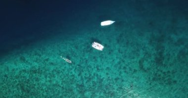 Huraa yakınlarındaki bir teknenin hava görüntüsü, Kuzey Erkek Mercan, Maldivler, Hint Okyanusu 