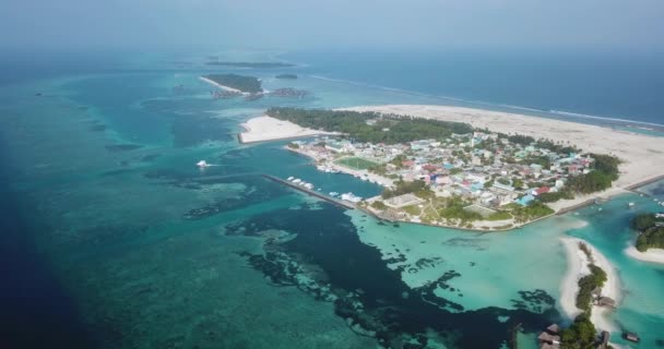 Vue Aérienne de l'île locale Huraa, Atoll Masculin Nord, Maldives, Océan Indien — Video