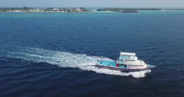 Vue aérienne d'un bateau près de Huraa, Atoll de North Male, Maldives, Océan Indien — Video