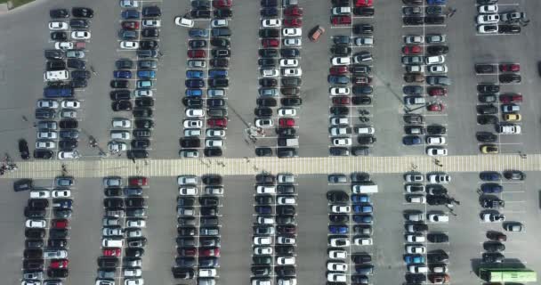 Vista aérea del estacionamiento lleno en Ruskeala Mountain Park — Vídeos de Stock