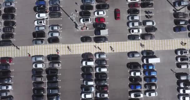 Vista aérea do parque de estacionamento cheio em Ruskeala Mountain Park — Vídeo de Stock