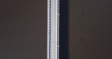 Ladoga Gölü boyunca uzanan köprünün havadan görünüşü