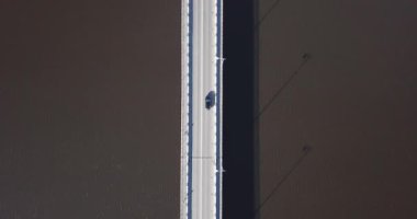 Ladoga Gölü boyunca uzanan köprünün havadan görünüşü