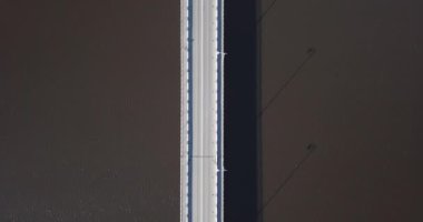 Ladoga Gölü boyunca uzanan köprünün havadan görünüşü