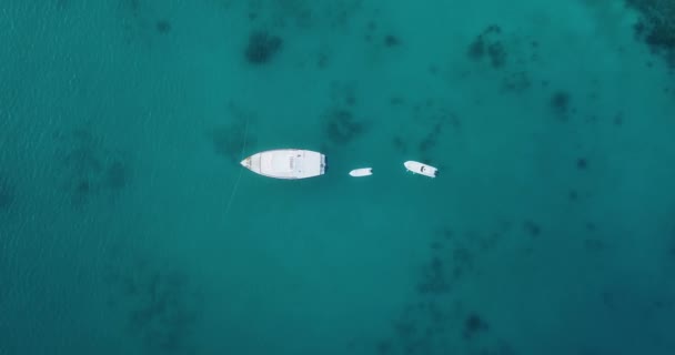 Vue aérienne d'un bateau près de Huraa, Atoll de North Male, Maldives, Océan Indien — Video