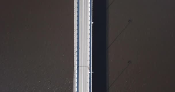 Vista aérea del puente que se extiende a través del lago Ladoga — Vídeos de Stock