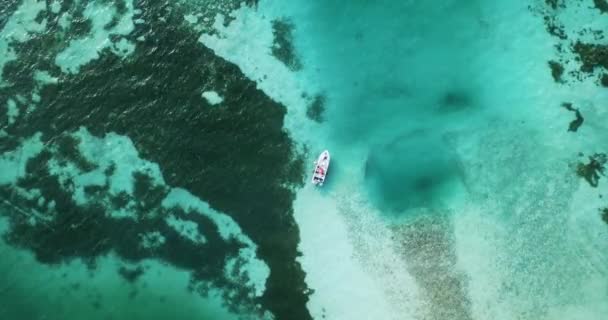 Luchtfoto van een boot bij Huraa, North Male Atoll, Malediven, Indische Oceaan — Stockvideo