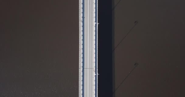 Vista aérea del puente que se extiende a través del lago Ladoga — Vídeos de Stock
