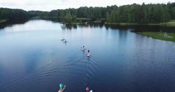 Luchtfoto van paddleboarders in de Vuoksi rivier — Stockvideo