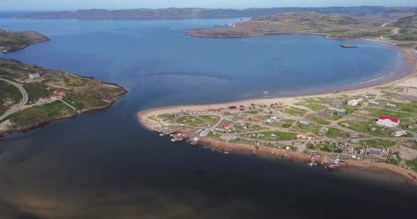 Uitzicht vanuit de lucht op het dorp aan de oever van de Barentszzee — Stockvideo