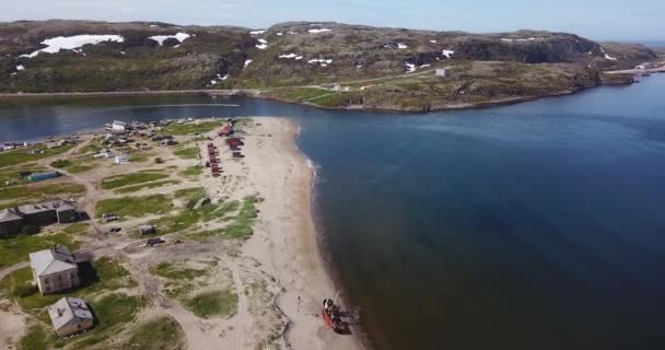 Veduta aerea del villaggio sulla riva del mare di Barents — Video Stock