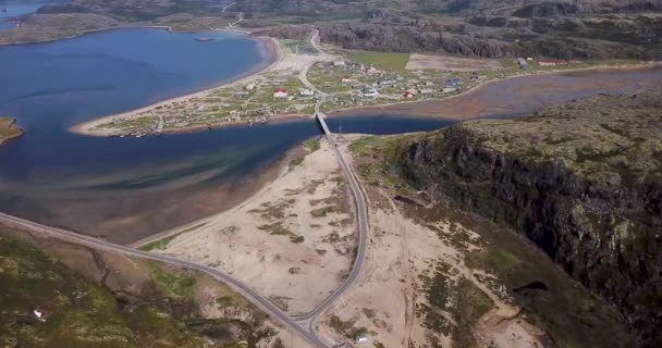 Вид с воздуха на мост прибрежной деревни — стоковое видео