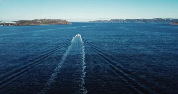 Vista aérea del barco en el mar de Barents — Vídeo de stock