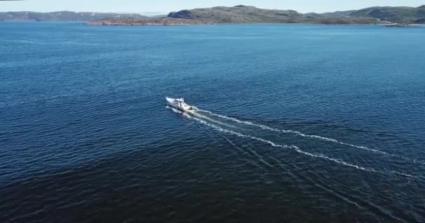 Veduta aerea della barca nel Mare di Barents — Video Stock