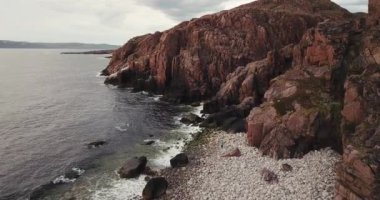 Kayalık sahilde yürüyen insanların havadan görünüşü