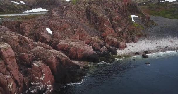 Flygfoto av människor som går vid klippiga kusten — Stockvideo