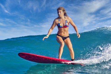 Mavi dalgada dişi sörfçü